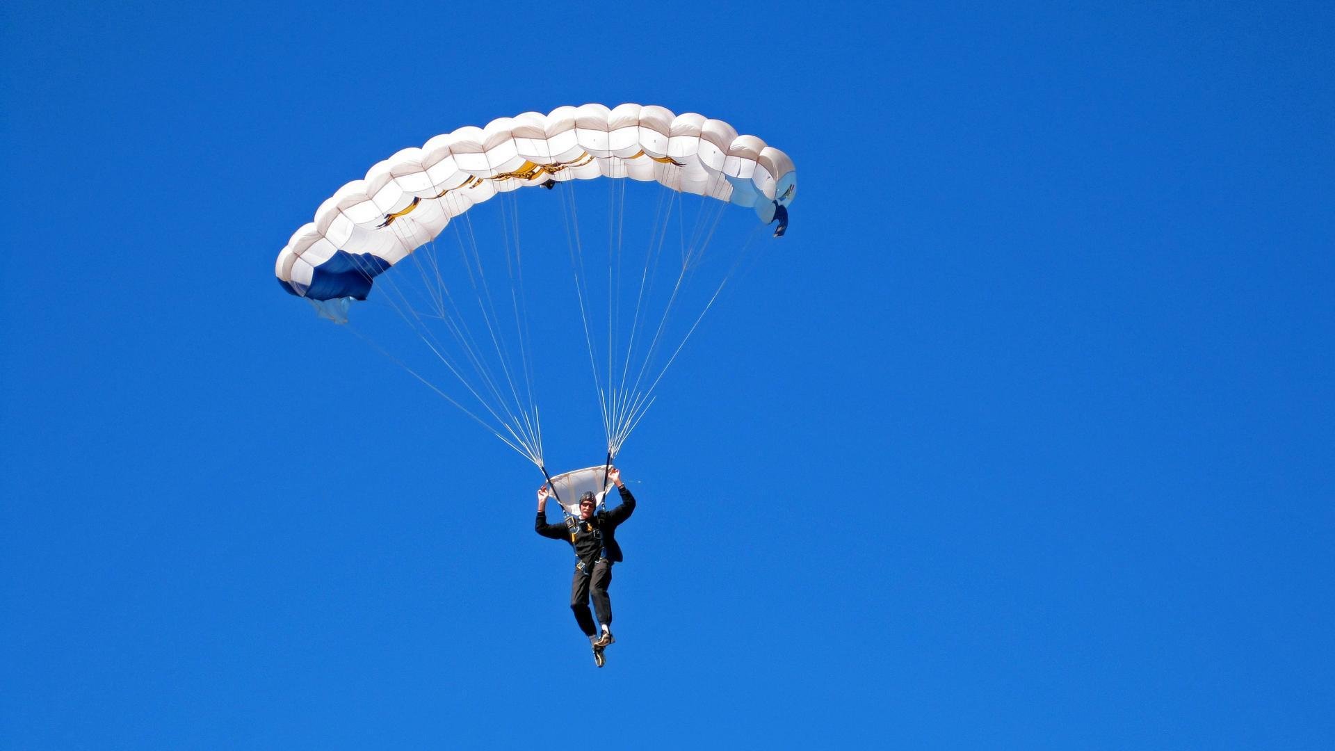 篮网防守锁死掘金，班凯罗在F1街道赛接管比赛，当体育的边界开始模糊